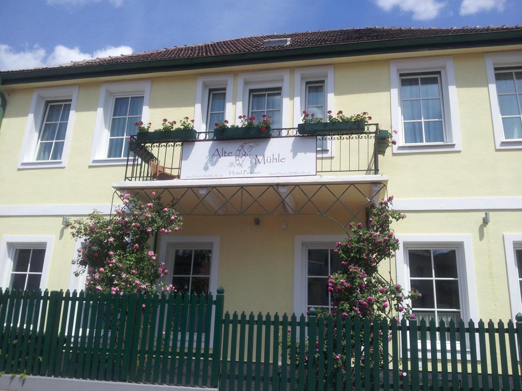 Hotel Pension Alte Muehle Клостернойбург Экстерьер фото